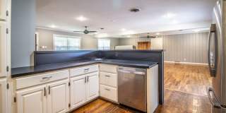 Spacious 3 bed 2 bath Home Gallery 8