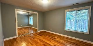 Charming 3 bedroom/1 bathroom Home Gallery 11