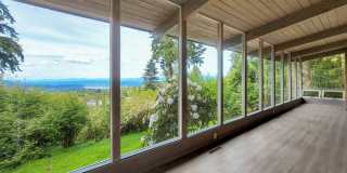 Vintage architectural home looking over Seattle and Bellevue metropolitan skyline. Gallery 1