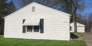 Cozy 3-Bedroom Home with Car Garage in Moline! Gallery 1