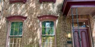 3 BEDS | 2.5 BATHS | OFF STREET PARKING | PRIVATE BACKYARD | HISTORIC DISTRICT Gallery 1