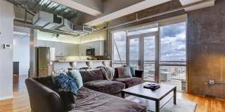 Beautiful and Spacious Loft-Style Condo 1 Bed/1.5 Bath Near Ballpark Gallery 1