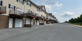 Tri level 2 bed, 2.5 bath Condo! Lakeridge School District. Gallery 21