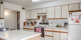 Spacious 5 Bedroom, 2 Bathroom Unit - Close to Campus! Gallery 5