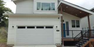 Newly Built 6 Bed 5.5 Bath Home in Kirkland Gallery 1