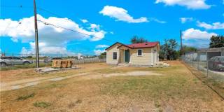 Charming 2-Bedroom Home with Central AC and Fenced Lot! Gallery 1