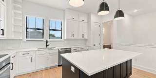 GORGEOUS Like NEW 4/3.5 CUSTOM TOWNHOME Gallery 8