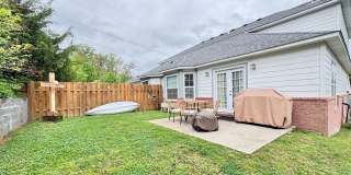 New 2 bedroom duplex, 2 car garage, quiet neighborhood, all appliances Gallery 14