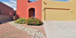 Beautiful 3 Bed/2Bath Townhouse Home off of Roadrunner Pkwy Gallery 1