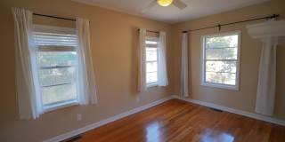 3 Bed / 1 Bath Home w/Sunroom in Midtown Neighborhood! Gallery 20