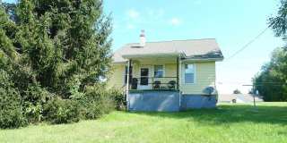 Charming Home with Large Backyard Near Radford University Gallery 14