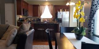 3 Bed Townhome with Mountain Views and Community Pool 3 Bed Townhome with Mountain Views and Community Pool Gallery 9
