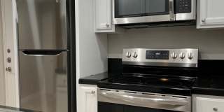 2 story 2 Bed 1 Bath - 2 Parking - Water Paid Gallery 10