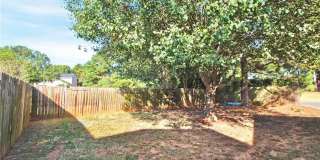 Room in 3 Bedroom Home at Tom Hunter Dr Gallery 27