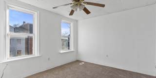 Bright 3 Bedroom, 1.5 Bath Home with Private Yard! Gallery 8