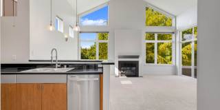 Kirkland Top Floor Large 1 BR+ 1 BA Condo with High Ceilings Gallery 1