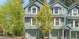 Bright, spacious 3-bdrm/2.5 bath Tigard townhome. Fireplace, balcony, 2-car garage, W/D Gallery 1