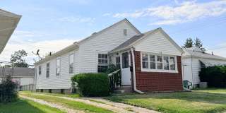 NOW SHOWING: 2 Bedroom/ 1.5 Bathroom located at 108 S 8th St. in Beech Grove, IN. Gallery 1