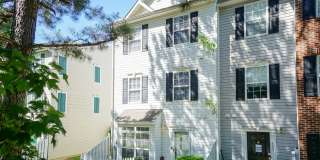 Three Bedroom END unit Townhome! Gallery 1