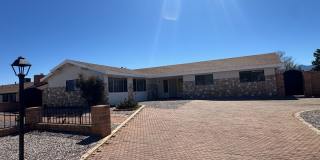 Beautiful 3-bedroom, 2-bathroom home with pool Gallery 1