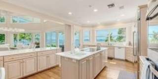 901 SE Riverside Drive Gallery 37