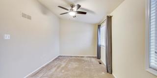 Updated 3+2.5 End Unit w/ 2 PARKING SPACES Gallery 17