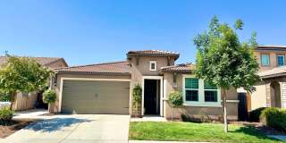 North Clovis 3/3 with Bonus Room and Pool Gallery 1