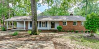 Charming ranch - style home in an unbeatable location! Gallery 1