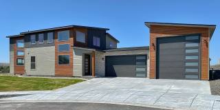 Stunning Southridge Rental with RV Garage & Luxury Finishes! Gallery 1