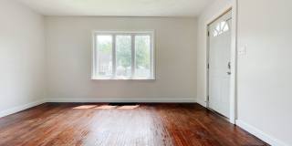 Cozy 2 Bedroom Home! Detached Garage! Large Backyard! Gallery 1