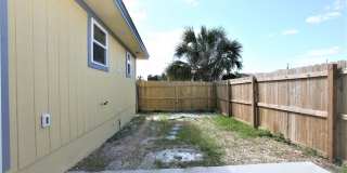 Beautifully updated 1 bedroom apartment within walking distance to the beach! Gallery 26