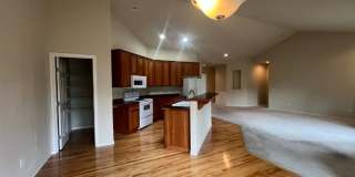 Spacious Olympia 3BD+Den - New Carpet & Paint Gallery 1