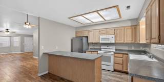 Charming 3 bedroom Townhome Close to Shopping Gallery 1