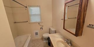 Cozy 2 bedroom Duplex Near Willamette U. Gallery 4