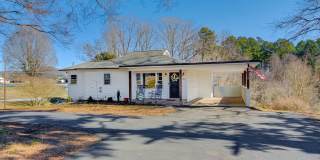 Fully Furnished Modern 3 bedroom Home! Gallery 1