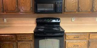 3 Bedroom Home with a Pool in West Norman Gallery 1