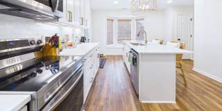 Beautiful 3 bd/ 2.5 house with Renovated Kitchen Gallery 11