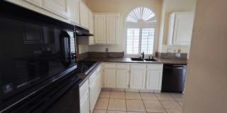 Single Story Home w/Pool in The Lakes! Gallery 23