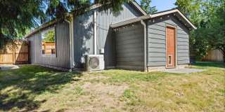 Kennydale Rambler with parking- Close to Lake Washington Gallery 35
