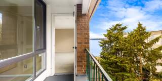 Waterfront Serenity: 1 Bedroom 1 Bathroom Luxury Living with Dock Access Waterfront Serenity: 1 Bedroom 1 Bathroom Luxury Living with Dock Access Gallery 16