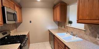 Arbor Village Condominium / Beautiful Update Unit / Refrigerator, Washer & Dryer included Gallery 8
