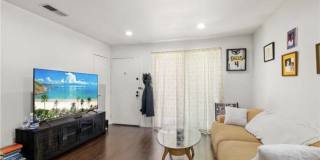 1037 W Francis St Apt F Gallery 4