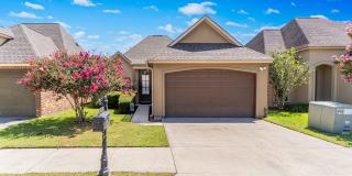 3 Bedroom House in Gated Community with Community Pool Gallery 1