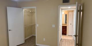 Large one bedroom condominium Gallery 33