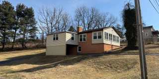 Charming Country Home with Spacious Yard  Mountain Views – Singers Glen, VA Gallery 1