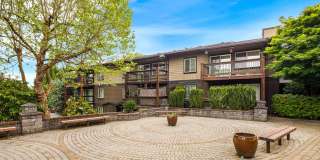 Welcoming Top Floor 1 Bedroom Condo - Gated Community with Parking Gallery 1