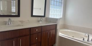 Captivating 4 Bedroom, 2 bath Pool/Lake home Gallery 25