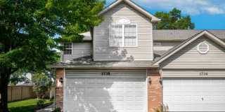 End Unit Three Bedroom Two and a Half Bath in North Naperville Gallery 1