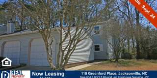 Beautifully 2 BD/1.5 BA End Unit Townhouse w/Garage Gallery 1