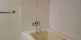 2 BR / 2 BA Condo with Spectacular Views Near Patrick Henry High School Gallery 19